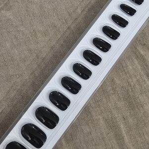 Static Nails Dark Room Round Reusable Manicure - Black